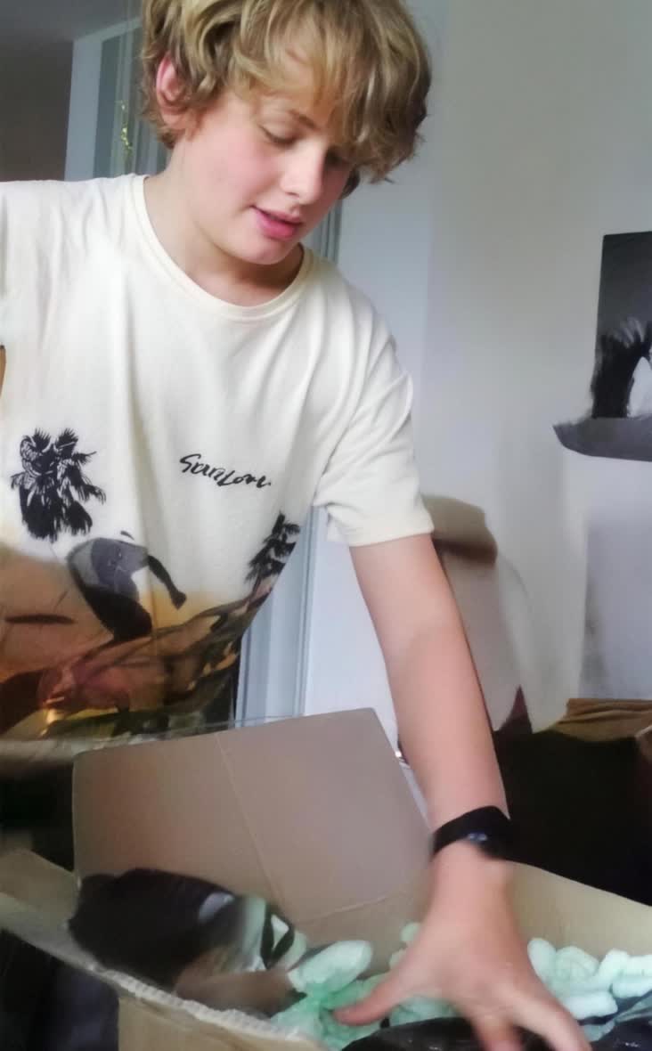 Rozbalování nového nářadí do dílny